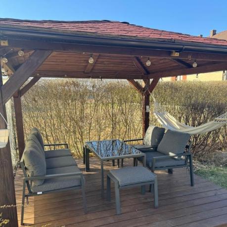 Grafitowy zestaw mebli metalowych na taras Sodor Dining + pufy - Dark Grey