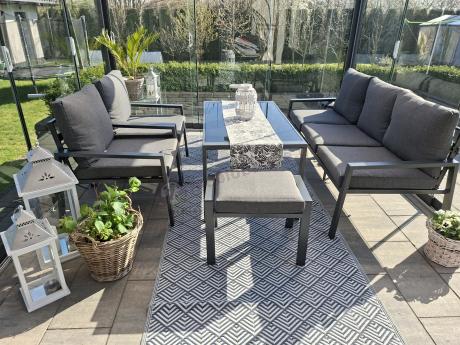 Grafitowy zestaw mebli metalowych na taras Sodor Dining + pufy - Dark Grey
