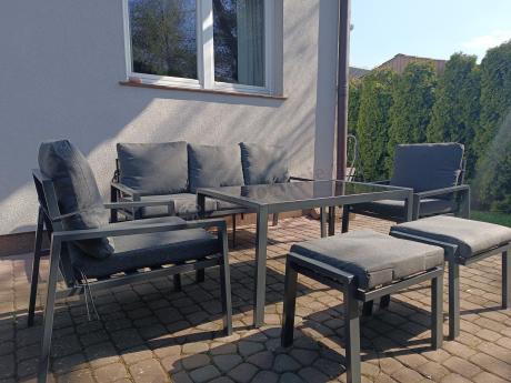 Grafitowy zestaw mebli metalowych na taras Sodor Dining + pufy - Dark Grey