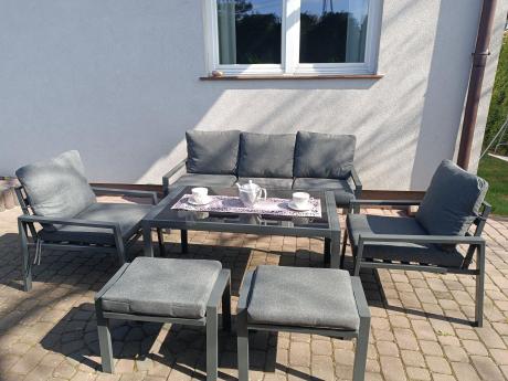 Grafitowy zestaw mebli metalowych na taras Sodor Dining + pufy - Dark Grey