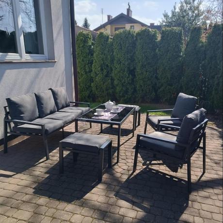 Grafitowy zestaw mebli metalowych na taras Sodor Dining + pufy - Dark Grey