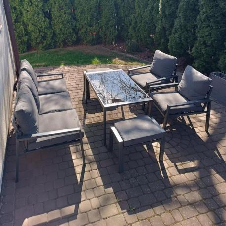 Grafitowy zestaw mebli metalowych na taras Sodor Dining + pufy - Dark Grey