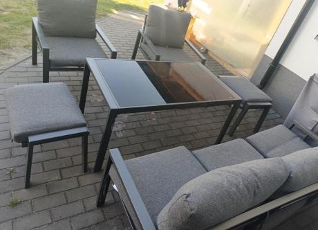 Grafitowy zestaw mebli metalowych na taras Sodor Dining + pufy - Dark Grey