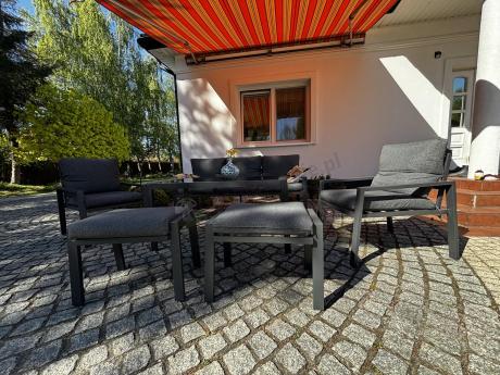 Grafitowy zestaw mebli metalowych na taras Sodor Dining + pufy - Dark Grey