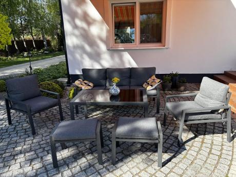 Grafitowy zestaw mebli metalowych na taras Sodor Dining + pufy - Dark Grey