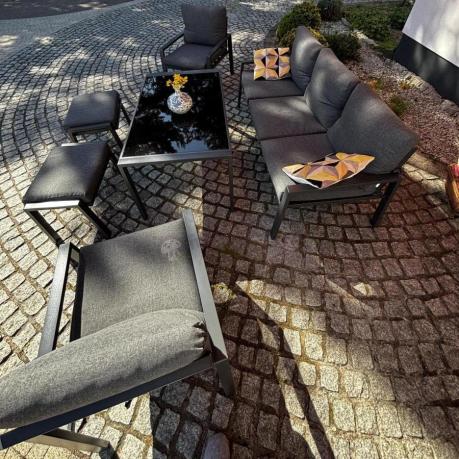 Grafitowy zestaw mebli metalowych na taras Sodor Dining + pufy - Dark Grey