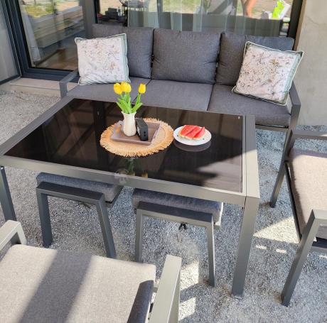 Grafitowy zestaw mebli metalowych na taras Sodor Dining + pufy - Dark Grey