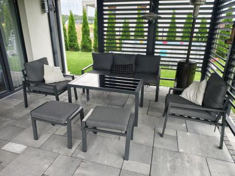 Grafitowy zestaw mebli metalowych na taras Sodor Dining + pufy - Dark Grey