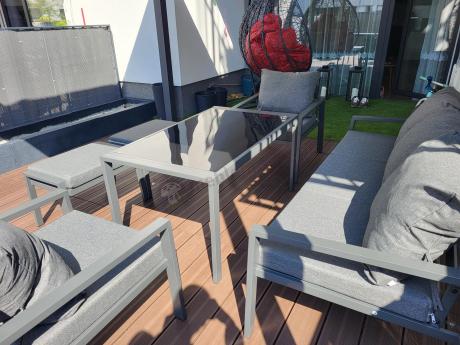 Grafitowy zestaw mebli metalowych na taras Sodor Dining + pufy - Dark Grey