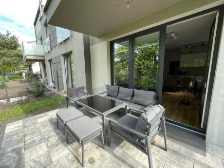 Grafitowy zestaw mebli metalowych na taras Sodor Dining + pufy - Dark Grey