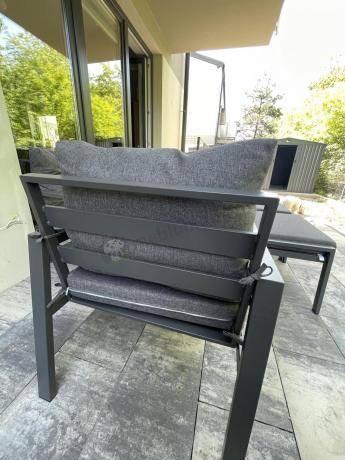 Grafitowy zestaw mebli metalowych na taras Sodor Dining + pufy - Dark Grey