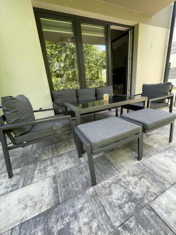 Grafitowy zestaw mebli metalowych na taras Sodor Dining + pufy - Dark Grey