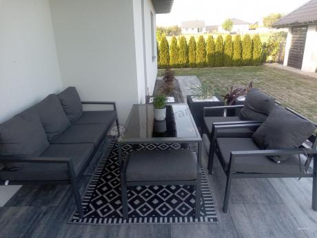 Grafitowy zestaw mebli metalowych na taras Sodor Dining + pufy - Dark Grey