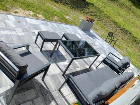 Grafitowy zestaw mebli metalowych na taras Sodor Dining + pufy - Dark Grey