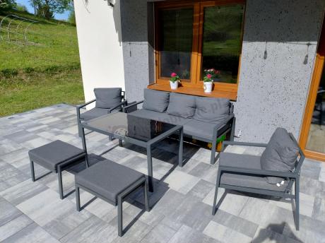Grafitowy zestaw mebli metalowych na taras Sodor Dining + pufy - Dark Grey