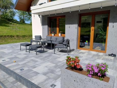 Grafitowy zestaw mebli metalowych na taras Sodor Dining + pufy - Dark Grey