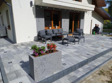 Grafitowy zestaw mebli metalowych na taras Sodor Dining + pufy - Dark Grey