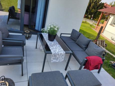 Grafitowy zestaw mebli metalowych na taras Sodor Dining + pufy - Dark Grey