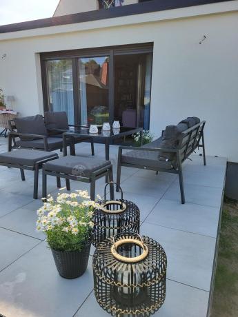 Grafitowy zestaw mebli metalowych na taras Sodor Dining + pufy - Dark Grey