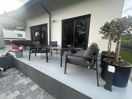 Grafitowy zestaw mebli metalowych na taras Sodor Dining + pufy - Dark Grey