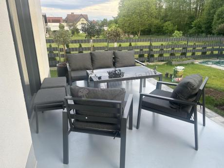 Grafitowy zestaw mebli metalowych na taras Sodor Dining + pufy - Dark Grey