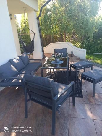Grafitowy zestaw mebli metalowych na taras Sodor Dining + pufy - Dark Grey