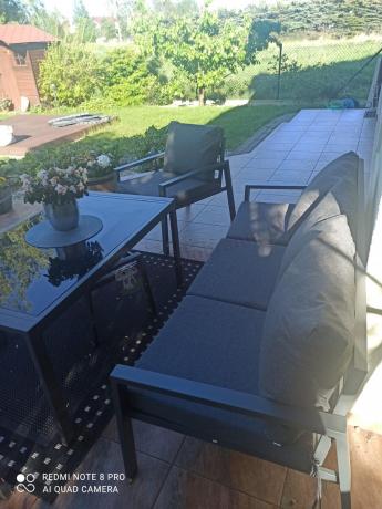 Grafitowy zestaw mebli metalowych na taras Sodor Dining + pufy - Dark Grey