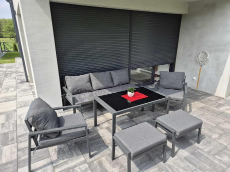 Grafitowy zestaw mebli metalowych na taras Sodor Dining + pufy - Dark Grey