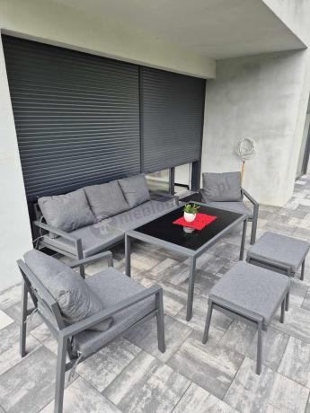 Grafitowy zestaw mebli metalowych na taras Sodor Dining + pufy - Dark Grey