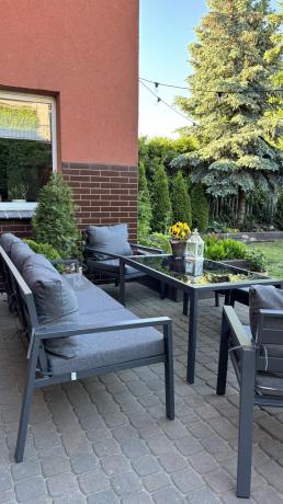 Grafitowy zestaw mebli metalowych na taras Sodor Dining + pufy - Dark Grey