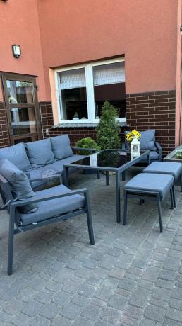 Grafitowy zestaw mebli metalowych na taras Sodor Dining + pufy - Dark Grey