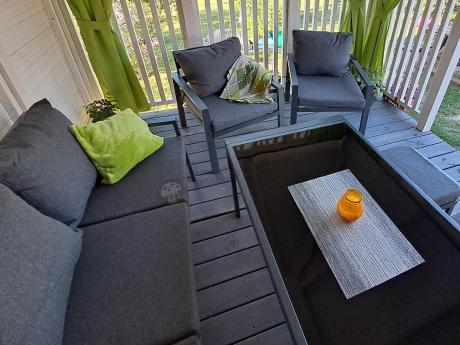 Grafitowy zestaw mebli metalowych na taras Sodor Dining + pufy - Dark Grey