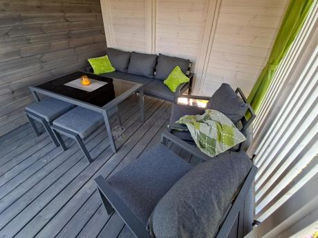 Grafitowy zestaw mebli metalowych na taras Sodor Dining + pufy - Dark Grey