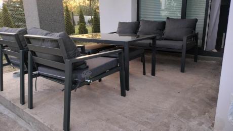 Grafitowy zestaw mebli metalowych na taras Sodor Dining + pufy - Dark Grey