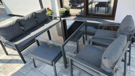 Grafitowy zestaw mebli metalowych na taras Sodor Dining + pufy - Dark Grey