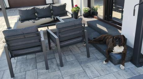 Grafitowy zestaw mebli metalowych na taras Sodor Dining + pufy - Dark Grey