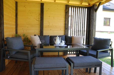 Grafitowy zestaw mebli metalowych na taras Sodor Dining + pufy - Dark Grey