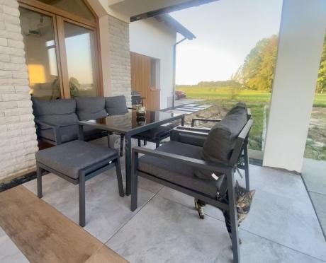 Grafitowy zestaw mebli metalowych na taras Sodor Dining + pufy - Dark Grey