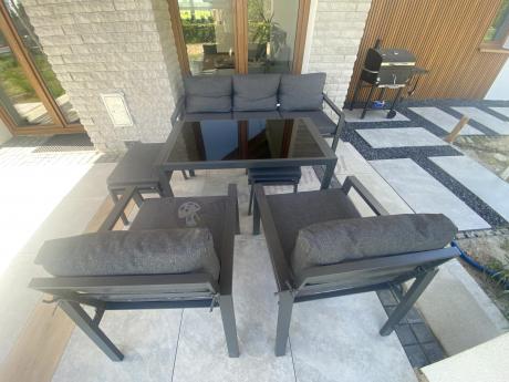 Grafitowy zestaw mebli metalowych na taras Sodor Dining + pufy - Dark Grey