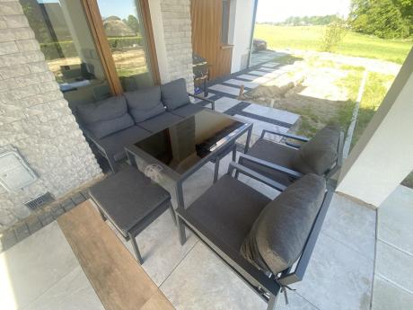 Grafitowy zestaw mebli metalowych na taras Sodor Dining + pufy - Dark Grey