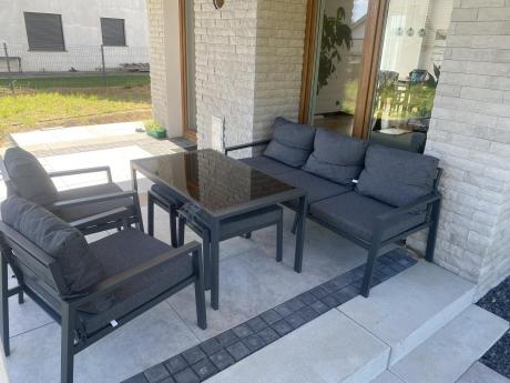 Grafitowy zestaw mebli metalowych na taras Sodor Dining + pufy - Dark Grey