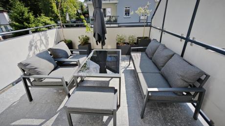 Grafitowy zestaw mebli metalowych na taras Sodor Dining + pufy - Dark Grey