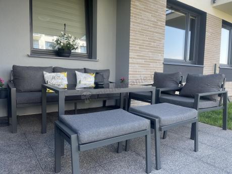 Grafitowy zestaw mebli metalowych na taras Sodor Dining + pufy - Dark Grey