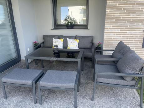 Grafitowy zestaw mebli metalowych na taras Sodor Dining + pufy - Dark Grey