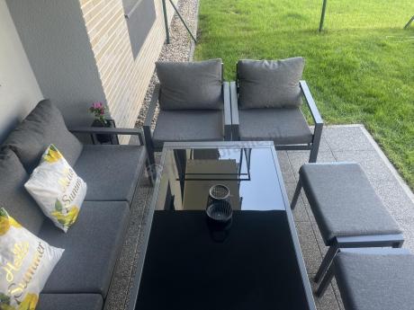 Grafitowy zestaw mebli metalowych na taras Sodor Dining + pufy - Dark Grey