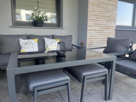Grafitowy zestaw mebli metalowych na taras Sodor Dining + pufy - Dark Grey