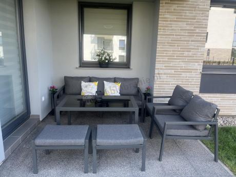 Grafitowy zestaw mebli metalowych na taras Sodor Dining + pufy - Dark Grey
