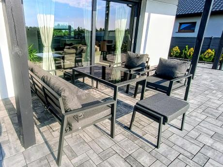 Grafitowy zestaw mebli metalowych na taras Sodor Dining + pufy - Dark Grey