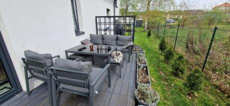 Grafitowy zestaw mebli metalowych na taras Sodor Dining + pufy - Dark Grey