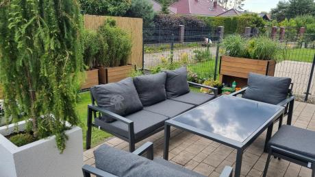 Grafitowy zestaw mebli metalowych na taras Sodor Dining + pufy - Dark Grey